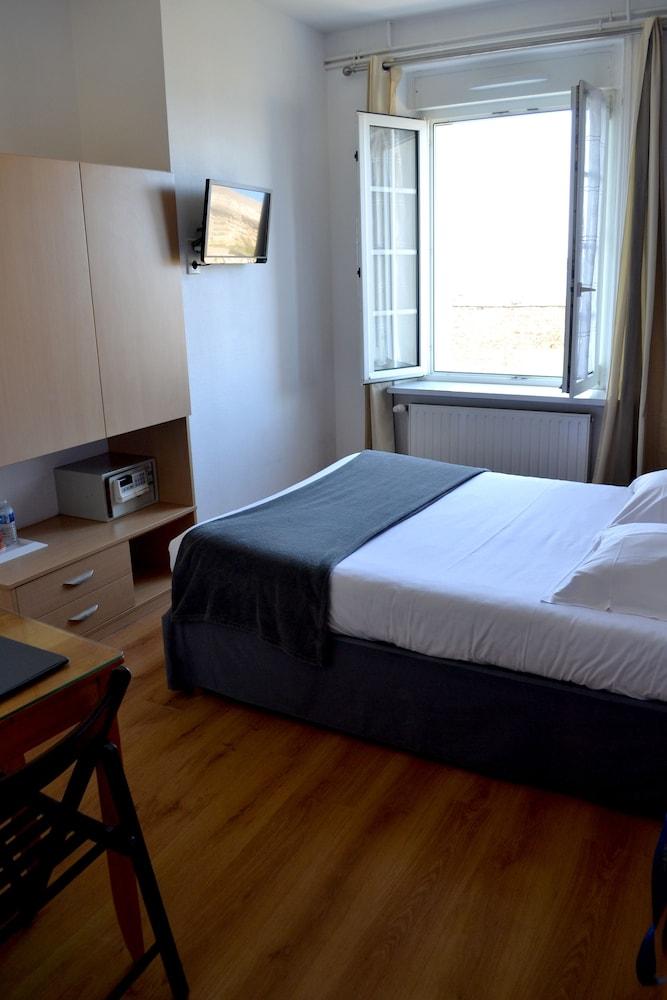 Hotel De La Porte Saint Pierre