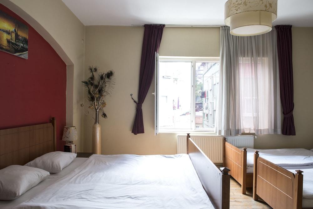 Cheers Midtown Hostel