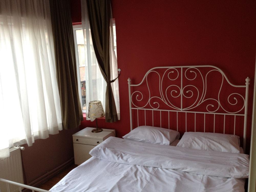 Cheers Midtown Hostel