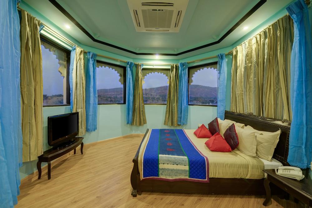 juSTa Lake Nahargarh Palace