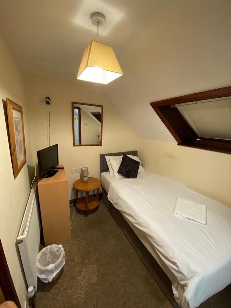 Little Foxes Hotel & Gatwick Airport Parking