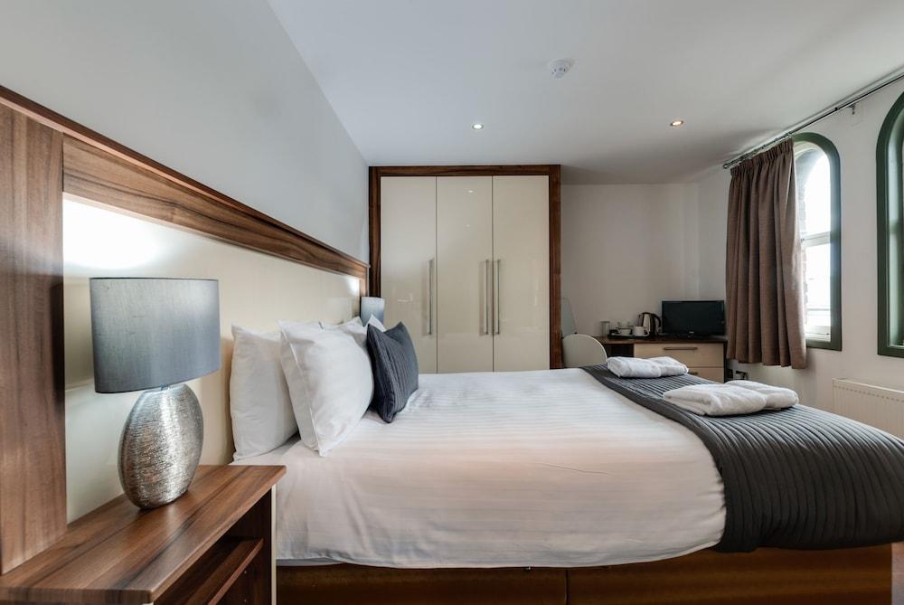 Base Serviced Apartments - Sir Thomas Street