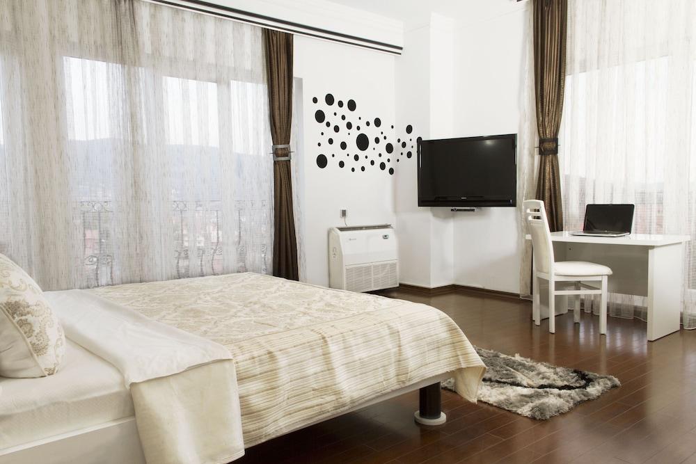 La Familia Residence