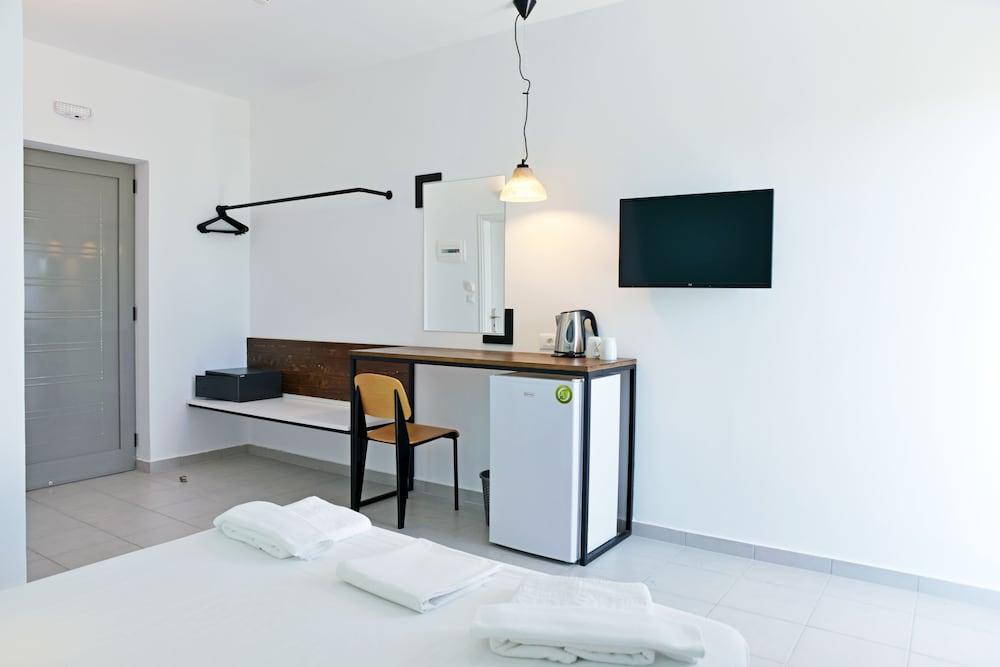 Hillside Studios & Apartments