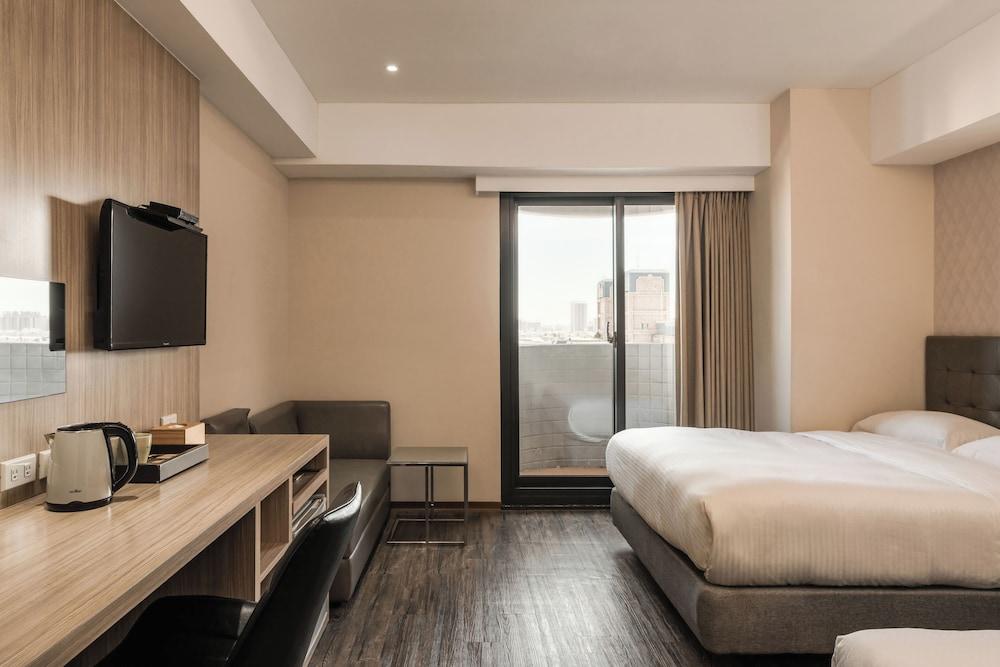 The Riverside Hotel International