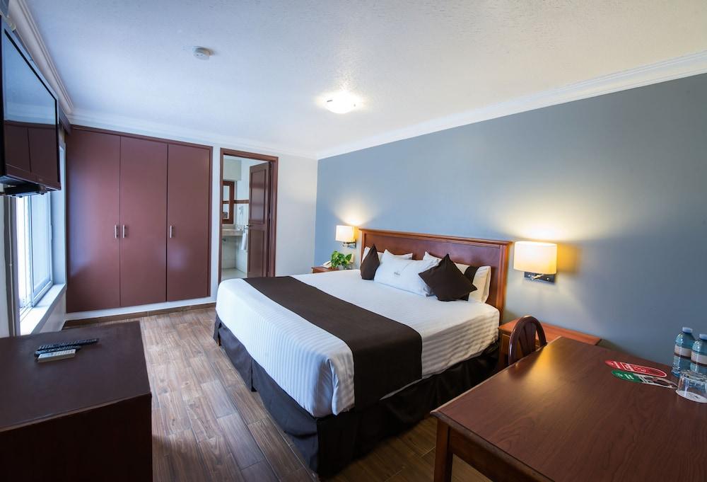 Del Marqués Hotel and Suites