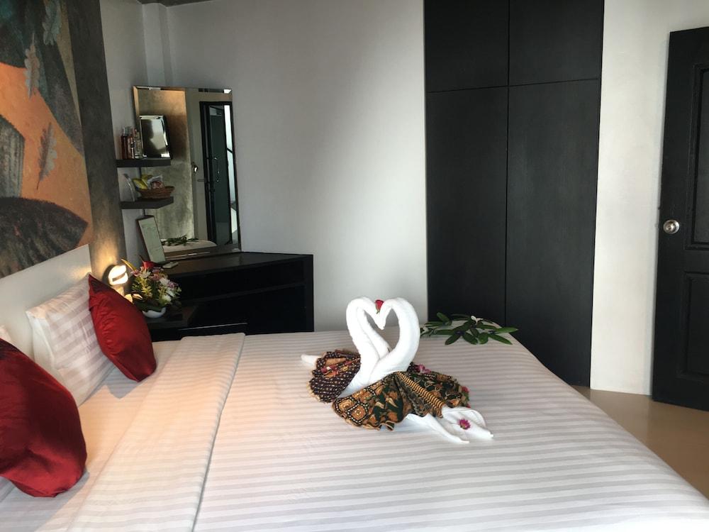 The Front Hotel and Apartment