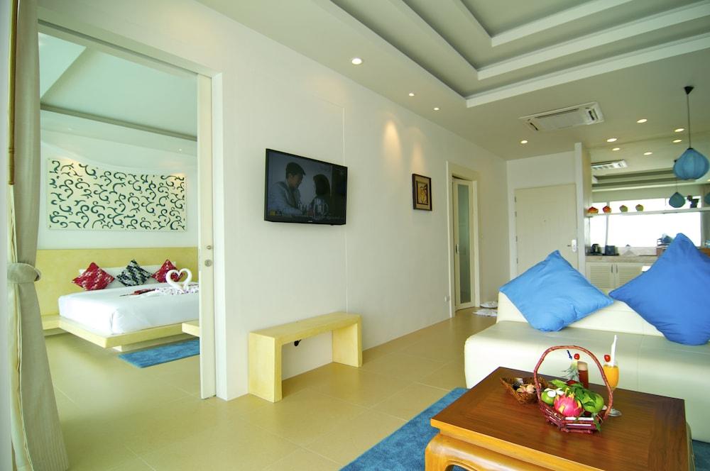 Grand Bleu Ocean View Pool Suite