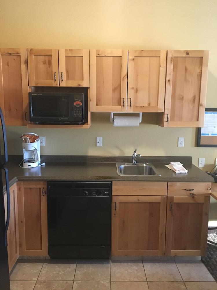 Hawthorn Extended Stay by Wyndham Minot