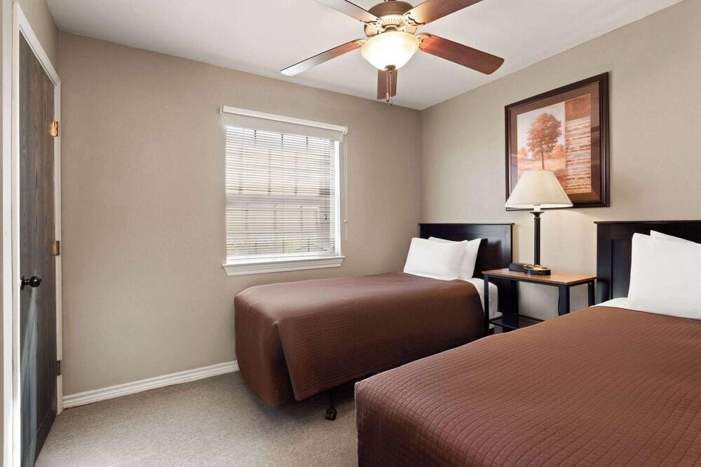 Eagle's Den Suites Cotulla a Travelodge by Wyndham