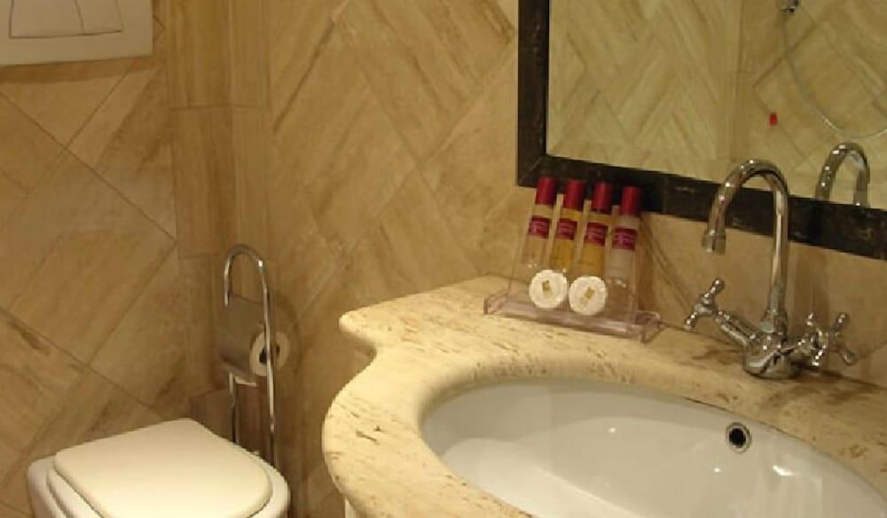 Colosseo Studio Suites