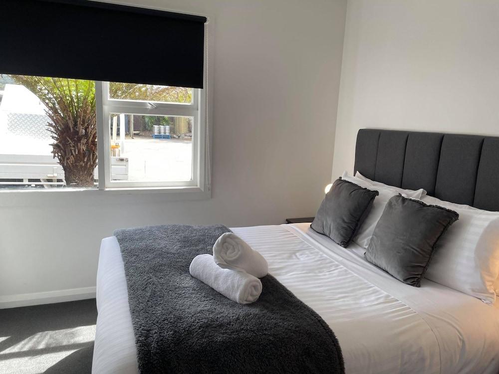 Tullah Lakeside Lodge