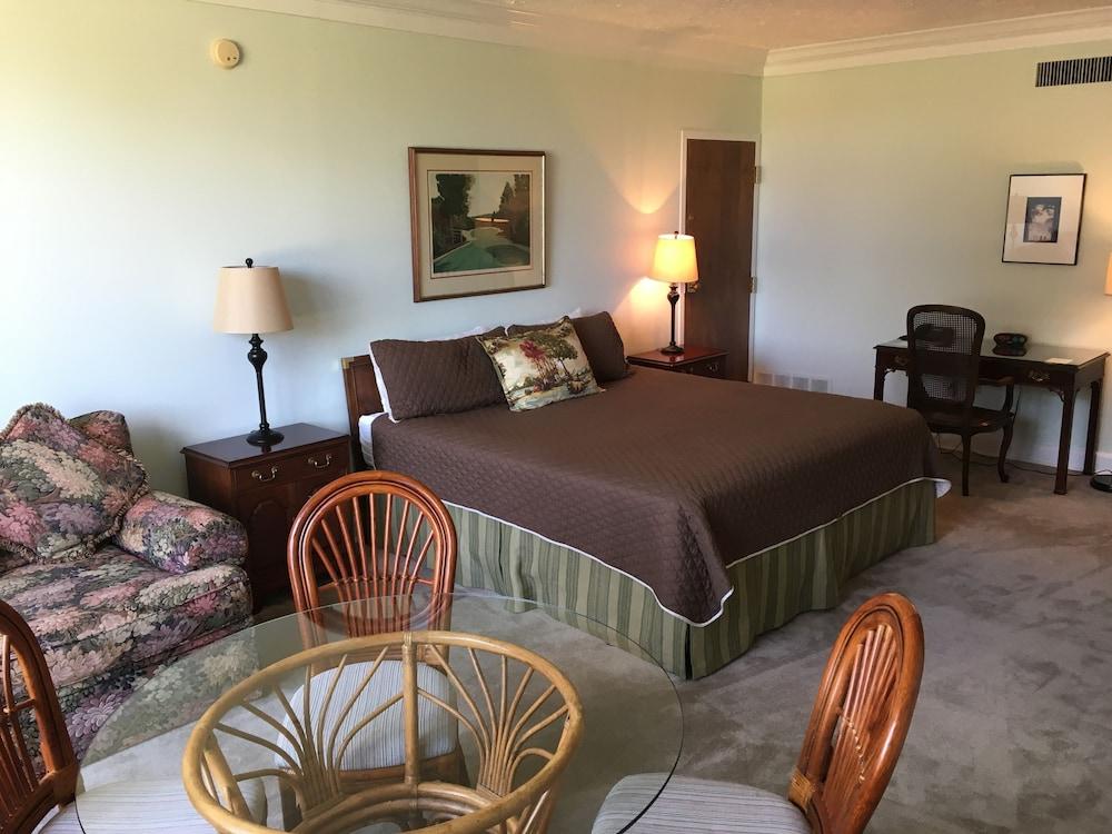 The Inn at Houndslake