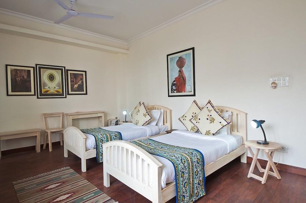 Colonel's Retreat At The Airport