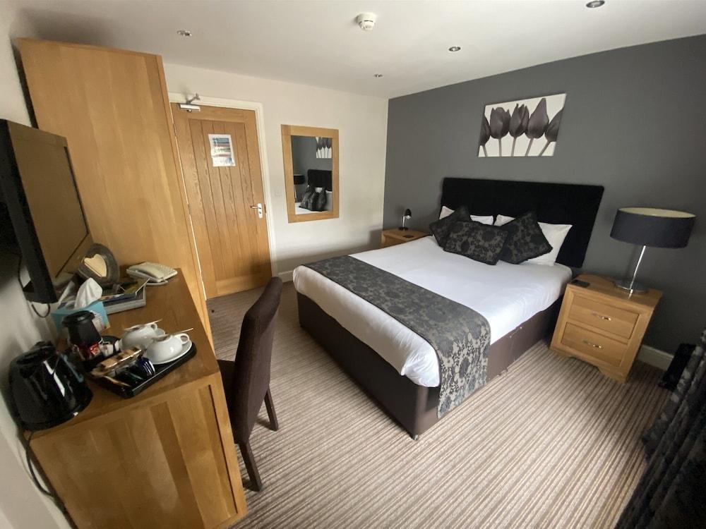 The Three Horseshoes Hotel