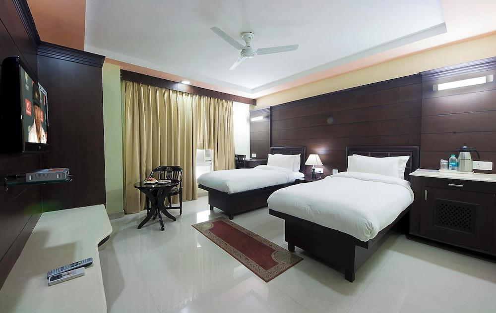 Foxoso Taj View Hotel