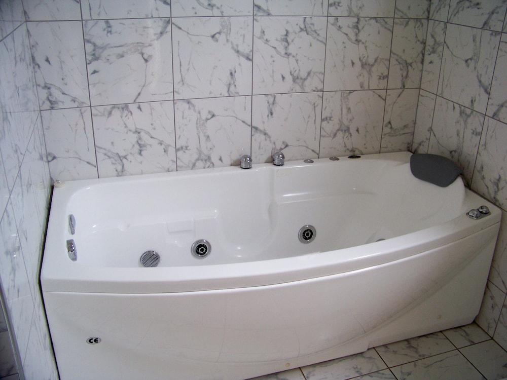 Aaron Court Motor Inn