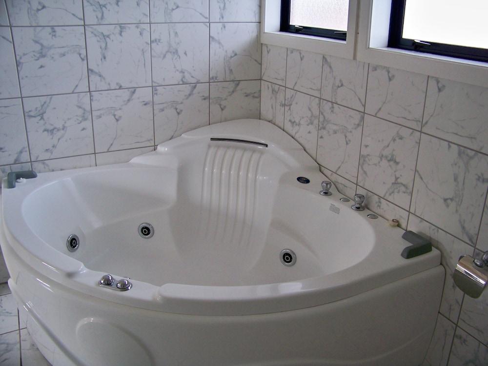 Aaron Court Motor Inn