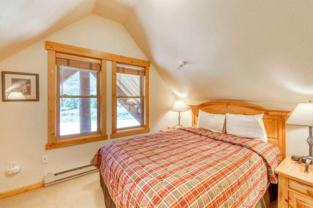 Spacious 4 Bedroom Mountain Vacation Rental With Private Hot Tub and Free Shuttle to Slopes