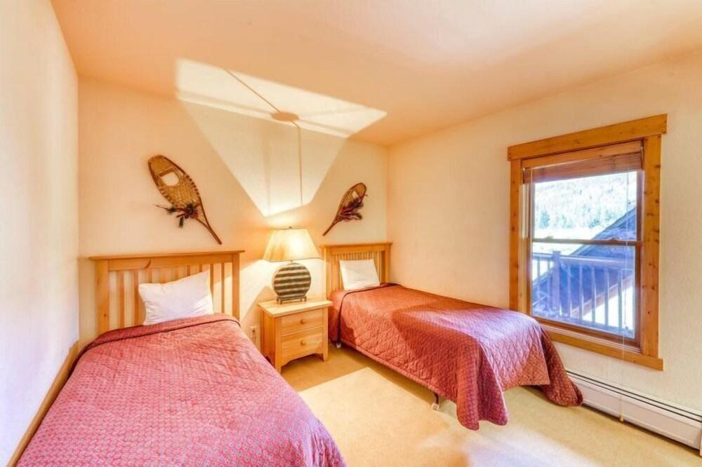 Spacious 4 Bedroom Mountain Vacation Rental With Private Hot Tub and Free Shuttle to Slopes