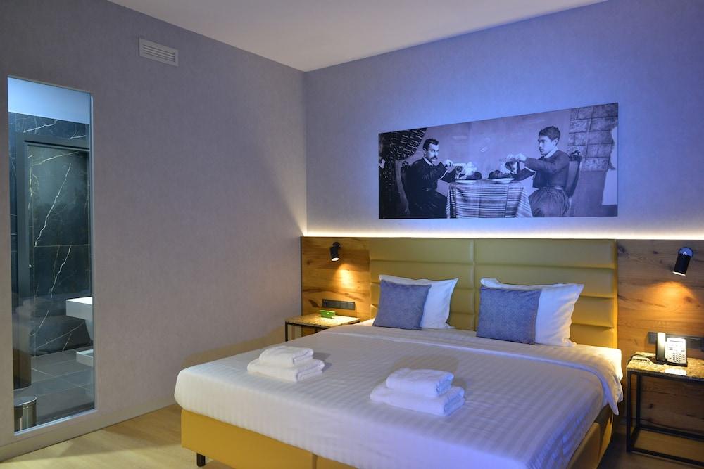 mk | hotel tirana