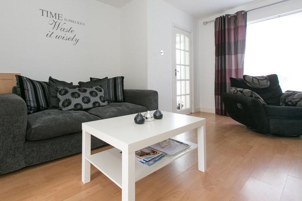 Eire House - Comfortable Coventry Home