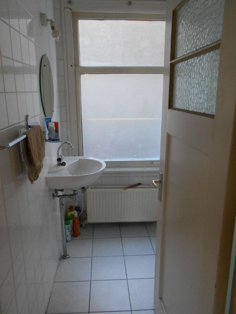 Room in Amsterdam Center No Parties Allowed