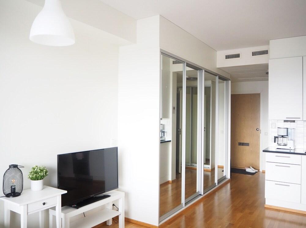 Lake View 7th Floor Studio next to Downtown