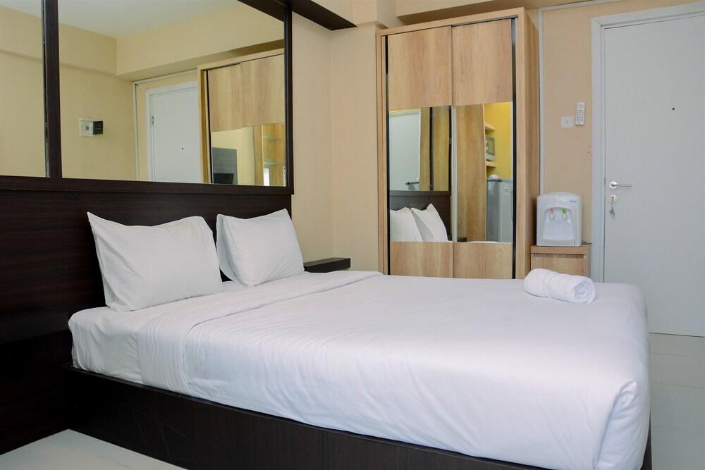 Stylish and Convenient Studio Green Pramuka Apartment