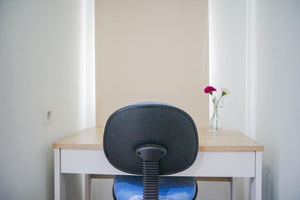 Minimalist and Comfy Studio Springwood Apartment