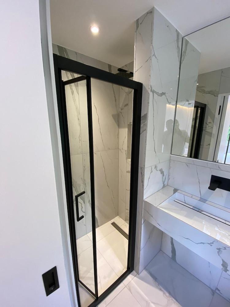 Lovely 2 Bedroom Flat with Parking