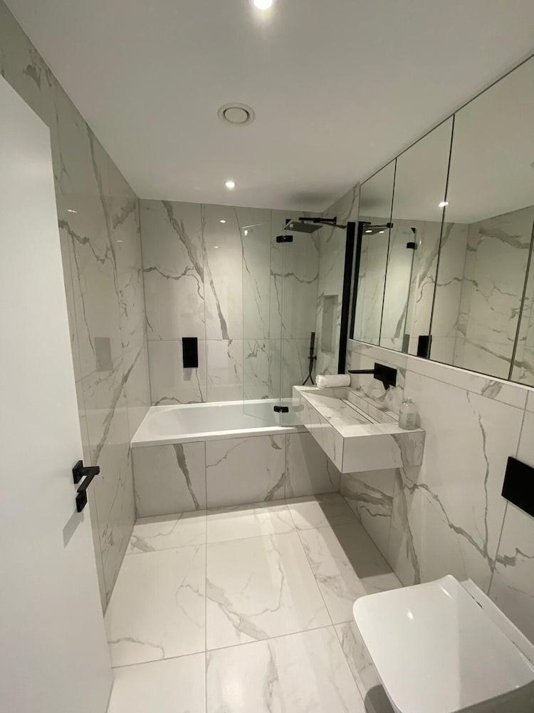 Amazing 2 Bed Flat with Parking