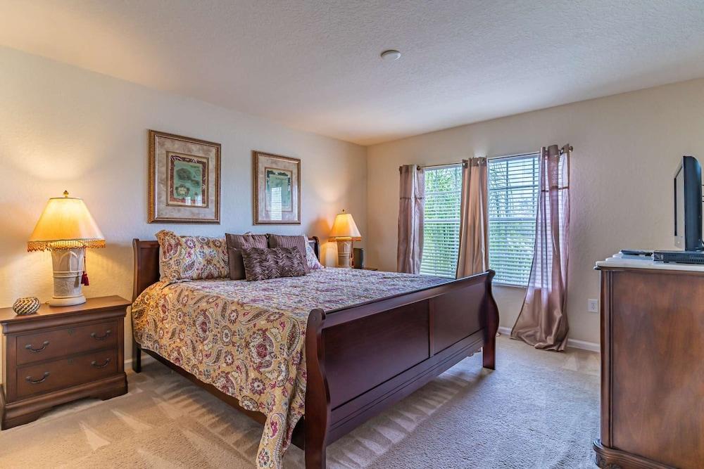 2633 Trafalgar Village