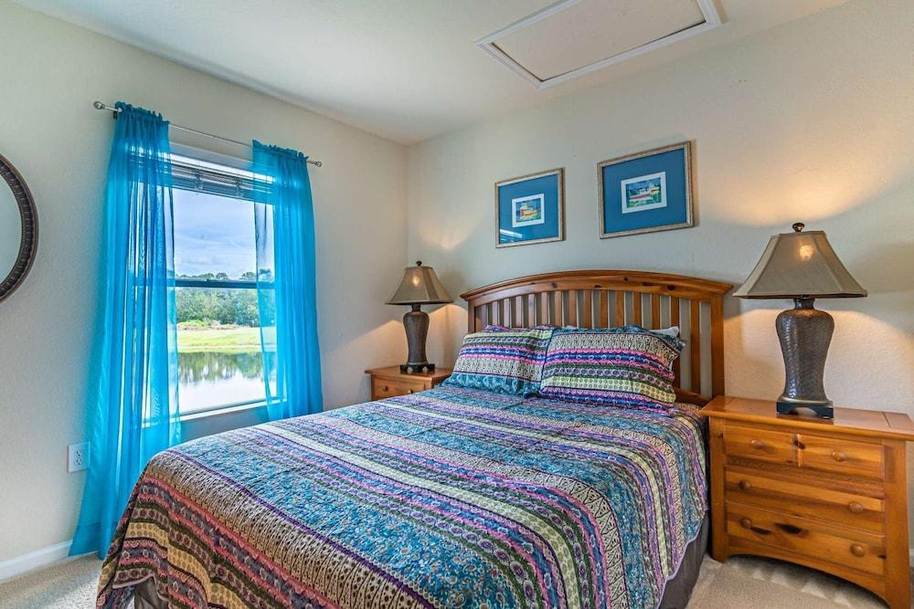 2633 Trafalgar Village