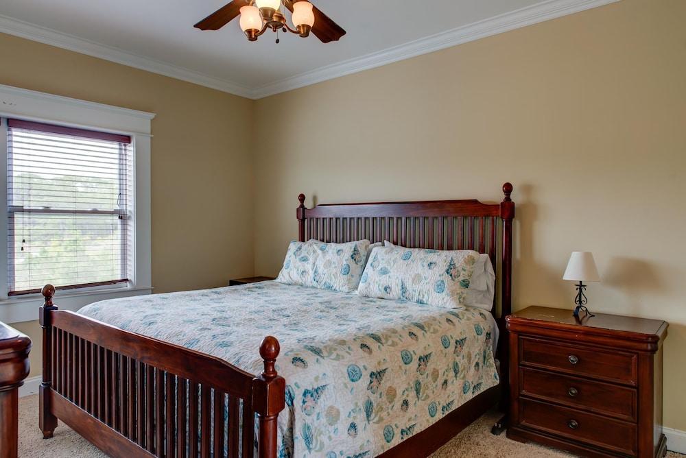 Purple Parrot - 200 Leonora Ct