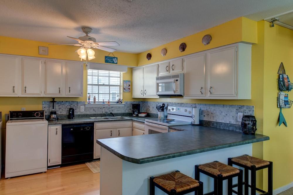 Bikinis & Martinis - Surf Club B12