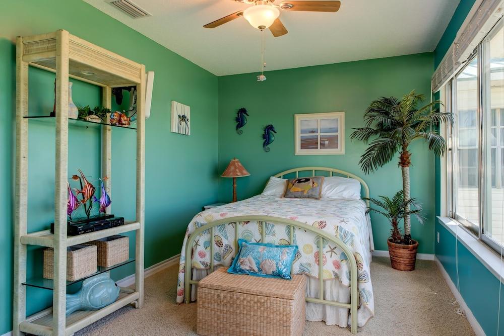 Bikinis & Martinis - Surf Club B12