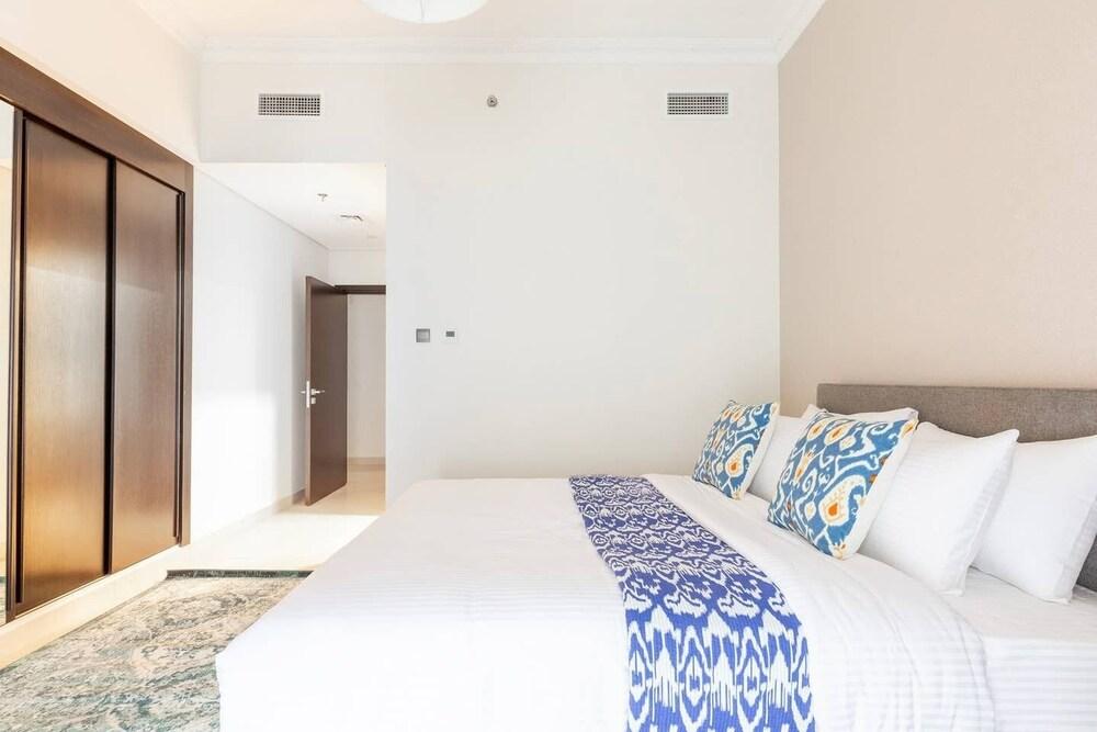 Bright & Spacious 3BR With Study in Downtown - Sleeps 7!