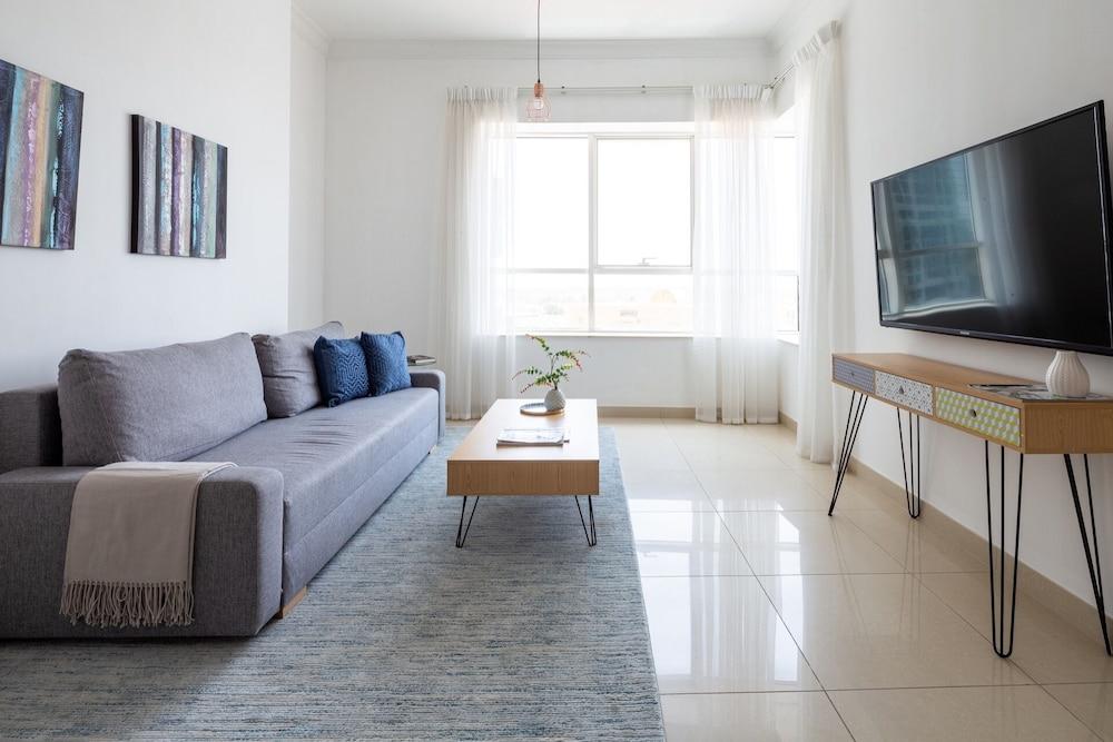 Premier 1BR Apartment in JLT - Sleeps 3!