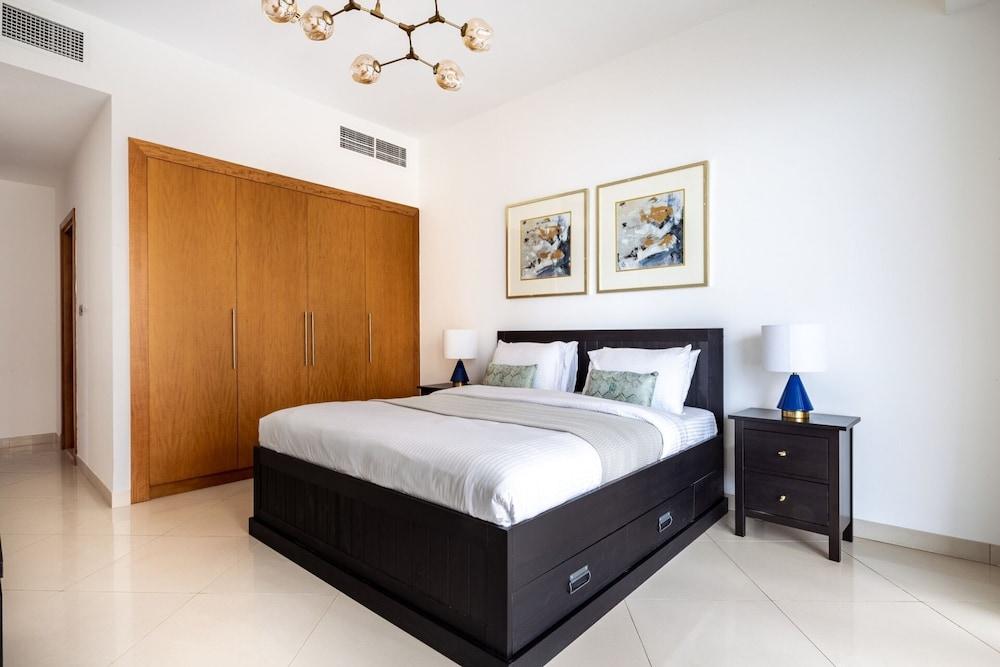 Modish & Vibrant 3BR Apartment in Marina