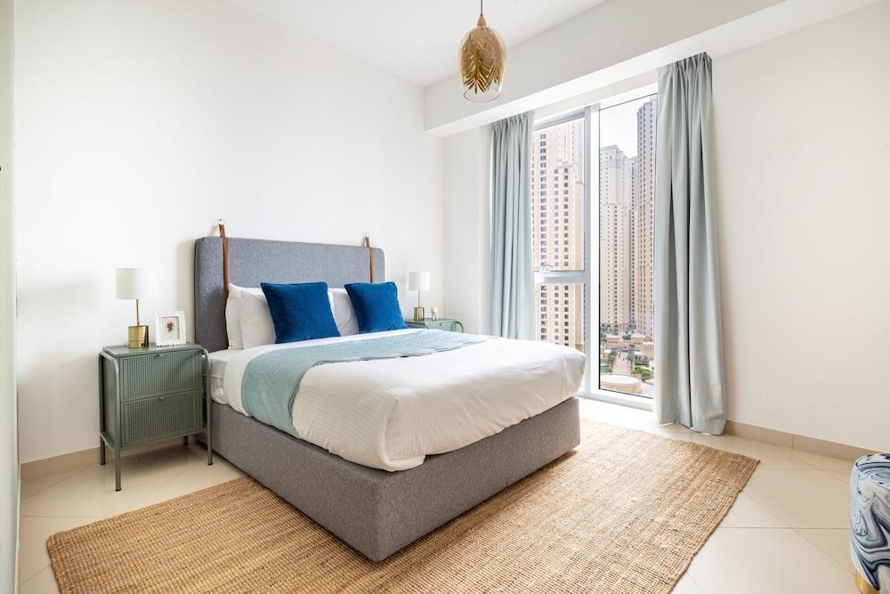 Modish & Vibrant 3BR Apartment in Marina