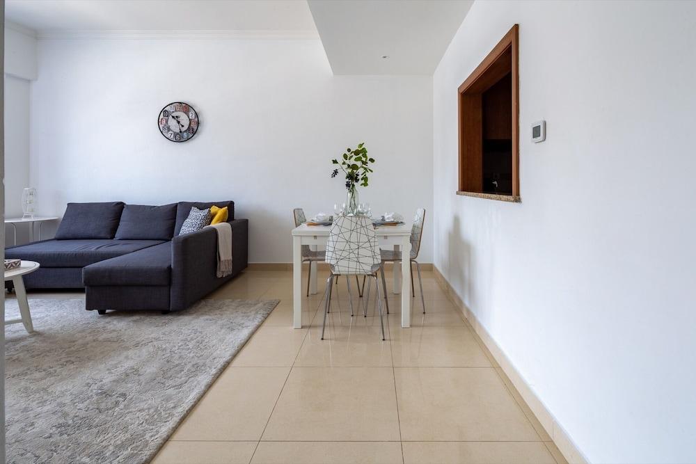 Visually Unique 1BR Apartment in JLT - Sleeps 4!