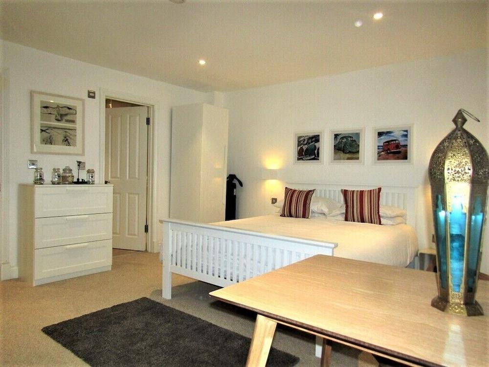 Stylish Private Double En-suite - 1