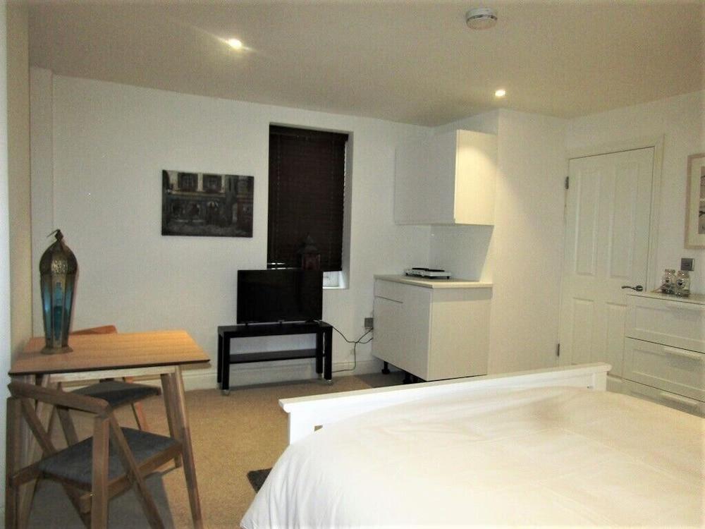 Stylish Private Double En-suite - 1