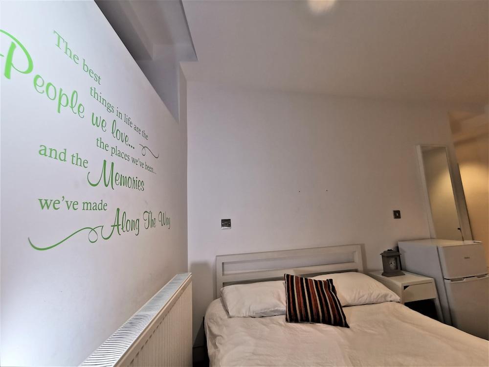 Spacious Double Room with en-suite - 1b