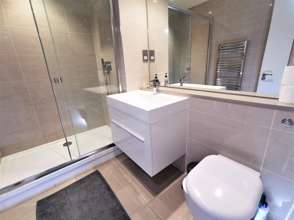 Spacious Double Room with en-suite - 2b