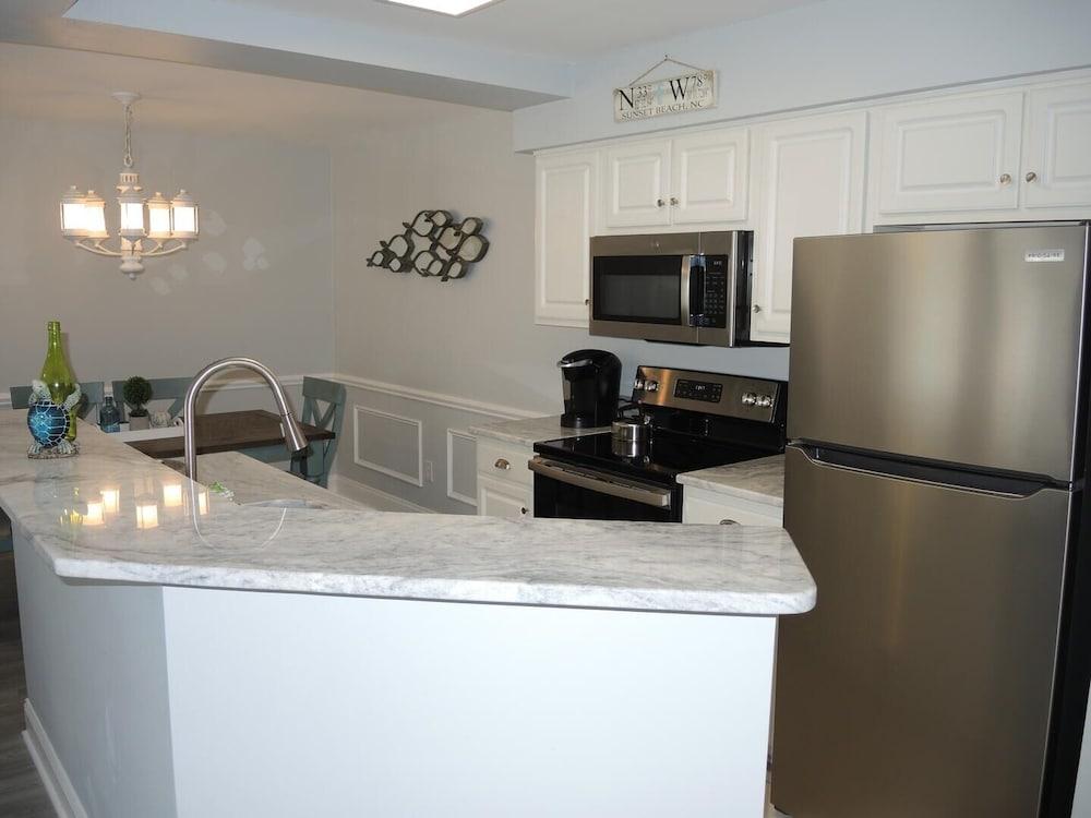 1408m 1 Bedroom Condo by RedAwning