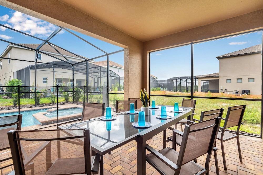 Lush Home With Big Pool Area - CDC Standards 7st477