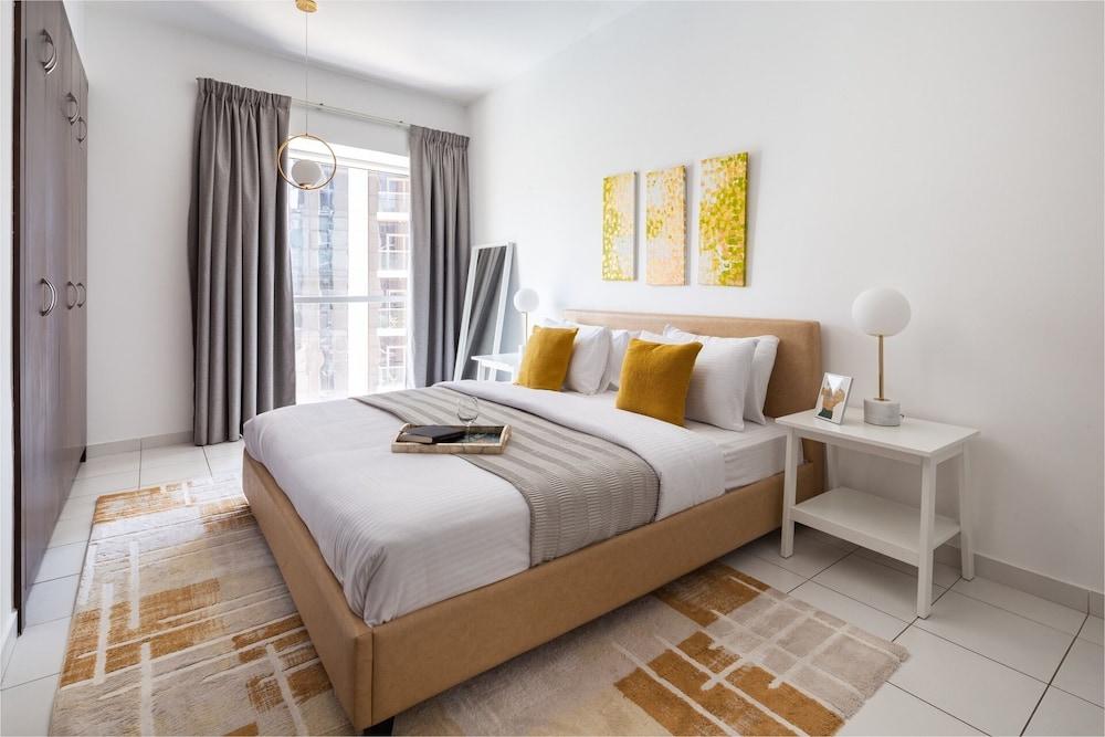 Chic and Stunning 2BR With Dubai Marina Views!