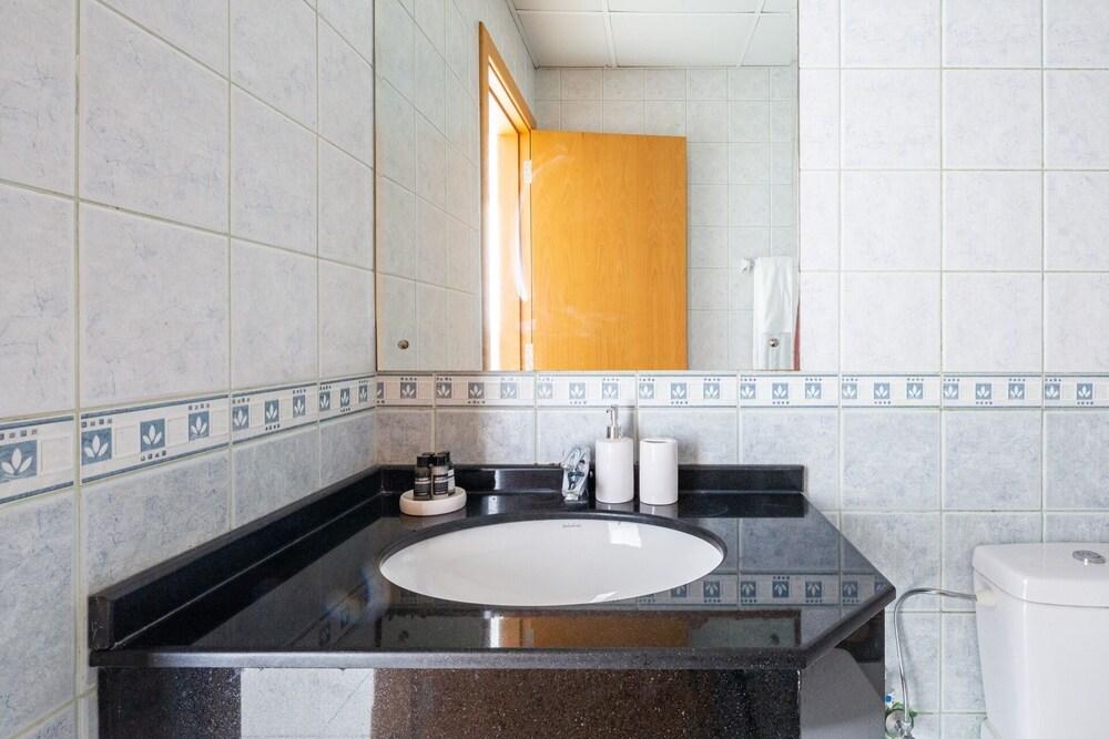 Light and Modern Studio in Jlt! Sleeps 3!